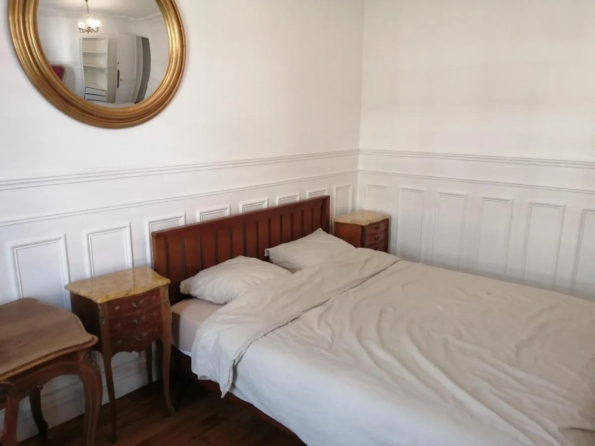Paris, Appartement Typique Spacieux Et Confortable フランス