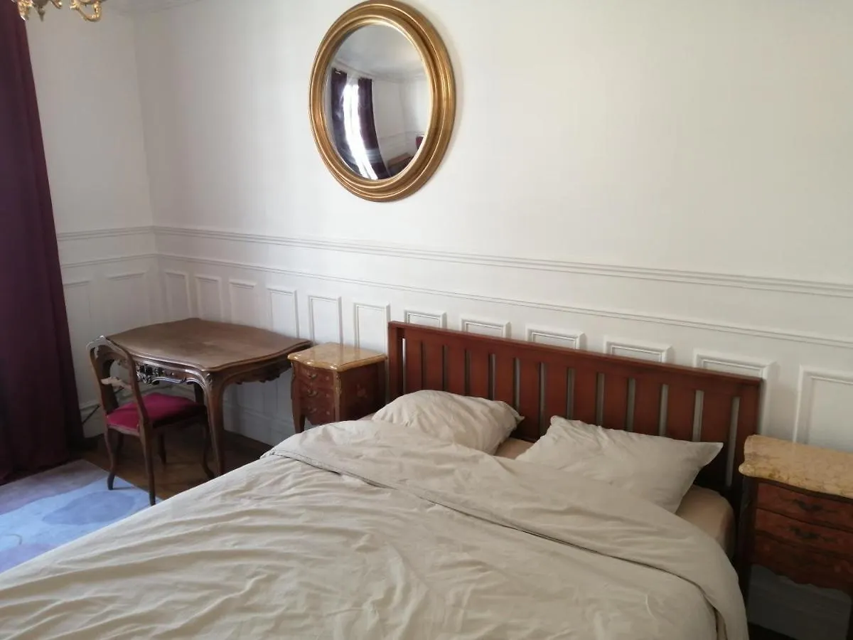 Paris, Appartement Typique Spacieux Et Confortable ホームステイ パリ